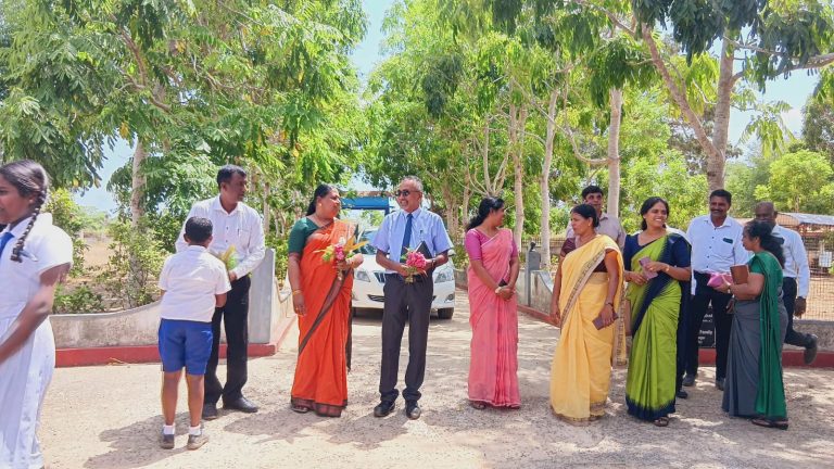 யோகபுரம் மகா வித்தியாலயத்திற்கு வருகை தந்த உலக வங்கிப் பிரதிநிதிகள்.