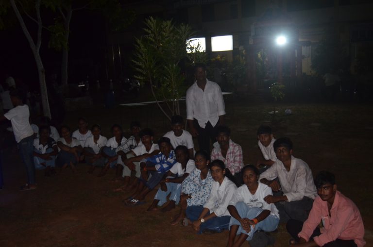 யோகபுரம் மகா வித்தியாலய மாணவத் தலைவர்களும் சாரணர் துருப்பினரும் இணைந்து பாடசாலை மைதானத்தில் நடாத்திய இரவுத் தீப்பாசறை.